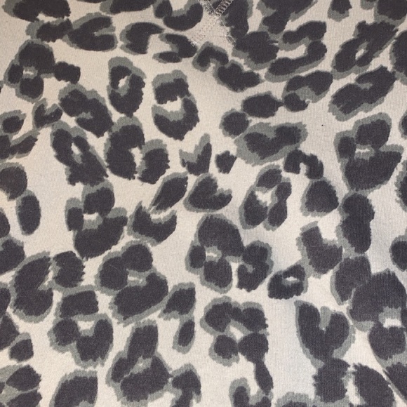 ❤️2 items for $15 Maurices cheetah sweatshirt size medium, fits oversized. - Picture 2 of 3